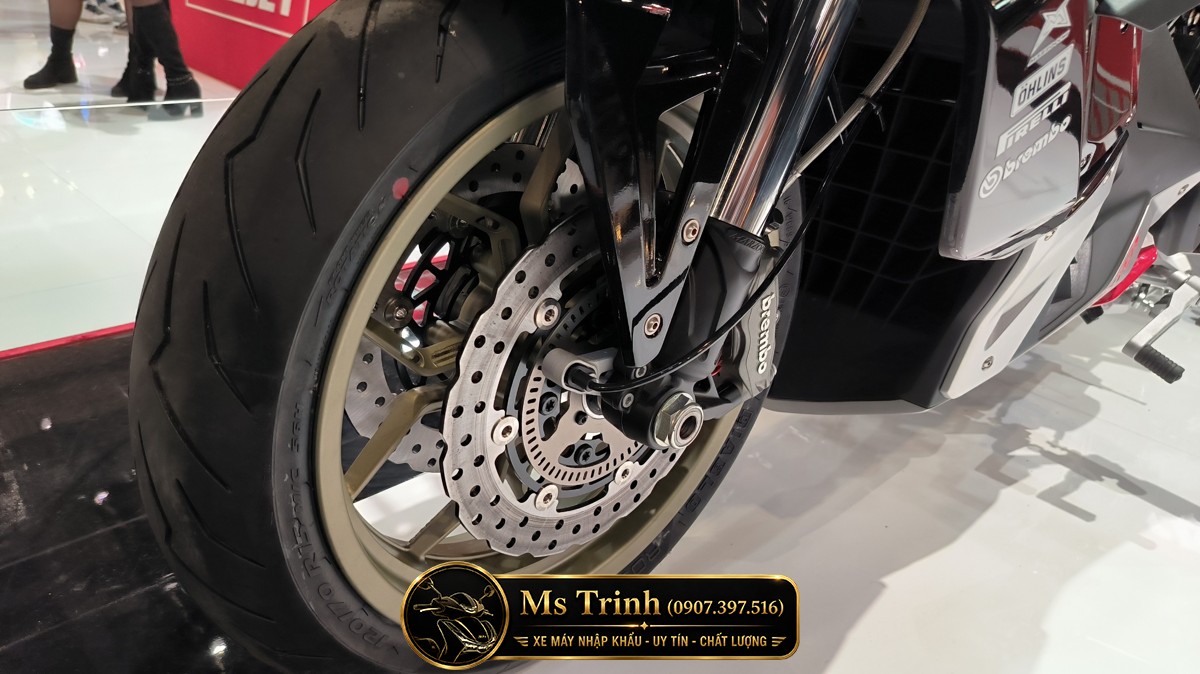 Góc nhìn từ phía sau Italjet Dragster 700 2026 tạo cảm giác cực kỳ cơ bắp và hầm hố