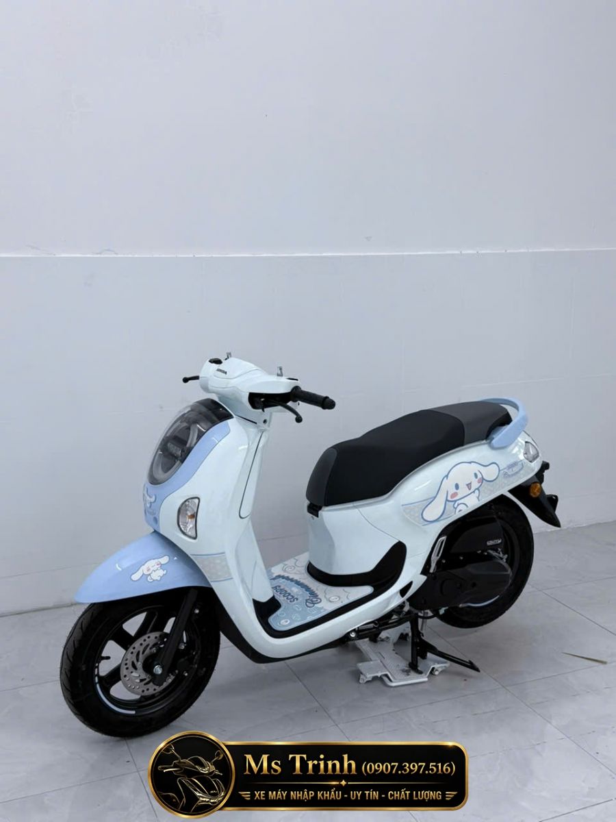 Honda Scoopy Cinnamoroll 2026 Vĩnh Long góc trước nghiêng trẻ trung và khác biệt.
