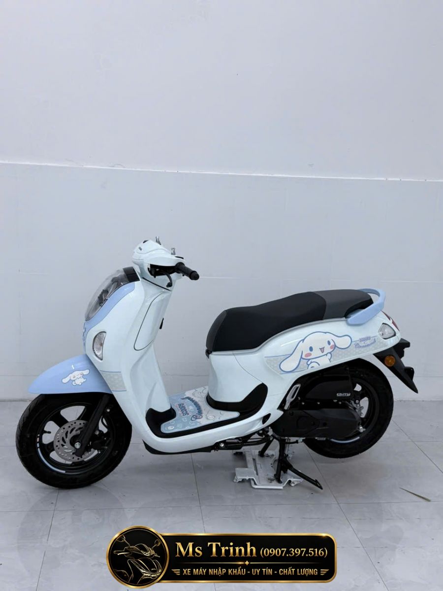 Honda Scoopy Cinnamoroll 2026 nhìn từ hông phải với thân xe xanh trắng thanh lịch