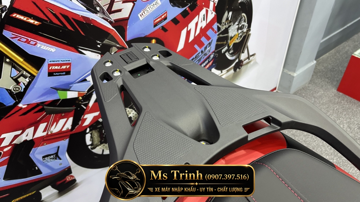 Cận cảnh tay dắt và phần đuôi Honda SH150 Ý màu đỏ Sporty New Concept
