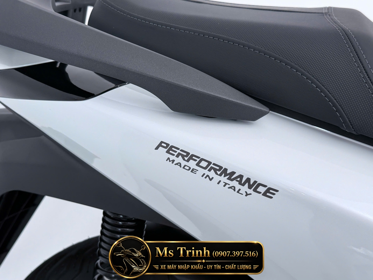 Cụm Performance Made in Italy trên ốp sườn SH150i HMR Logo Performance và chữ Made in Italy trên Honda SH150i màu trắng