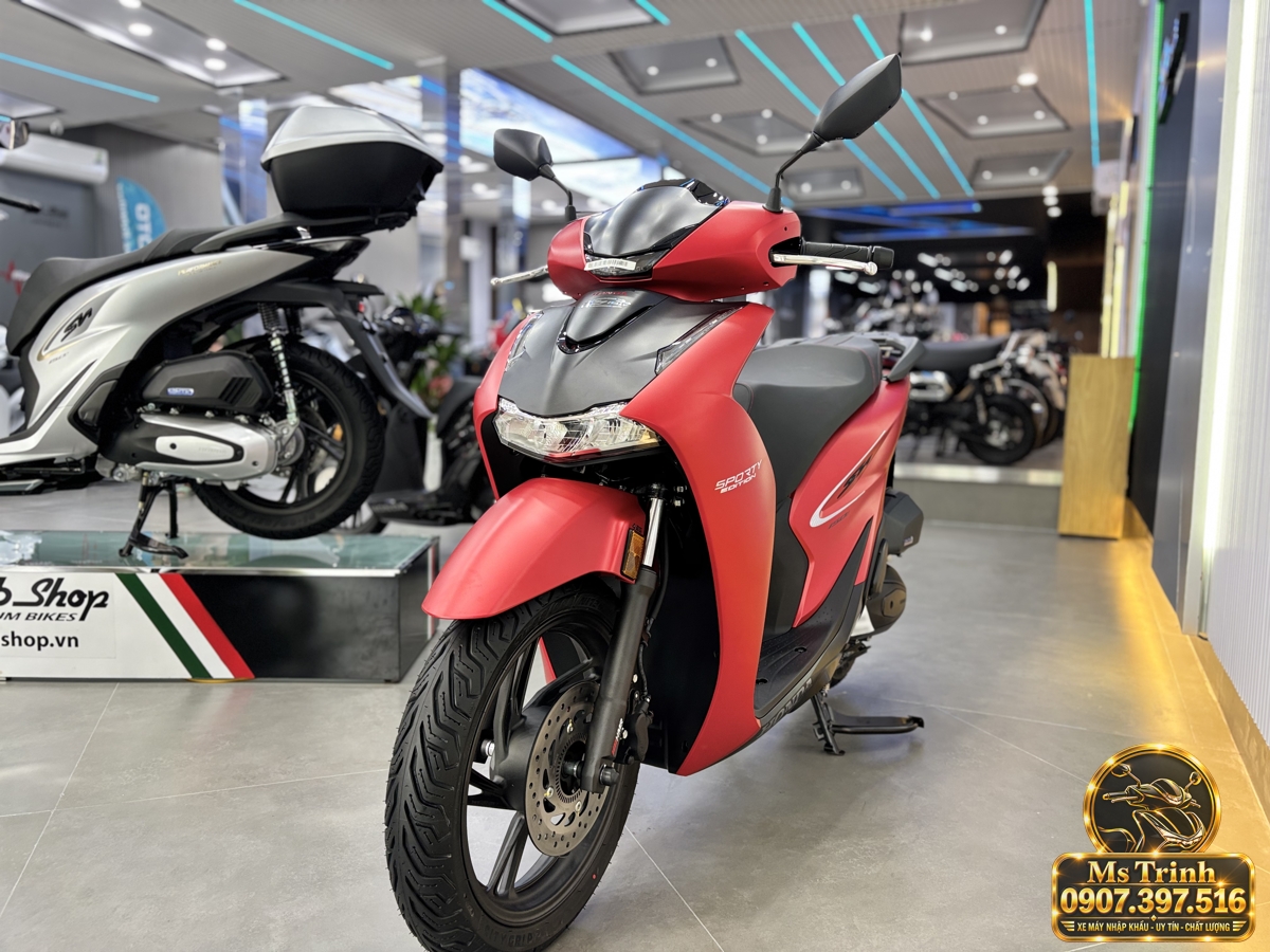 Góc chéo phía trước SH150i Ý đỏ 2027 Xe Honda SH150i màu đỏ nhập Ý nhìn chéo từ phía trước với mặt nạ tối màu