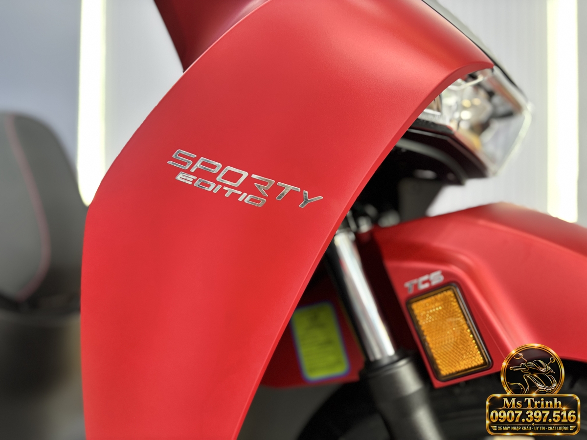 Tem Sporty Edition trên Honda SH150i Ý màu đỏ Chi tiết tem Sporty Edition trên yếm trước Honda SH150i nhập khẩu Ý phiên bản màu đỏ 2027