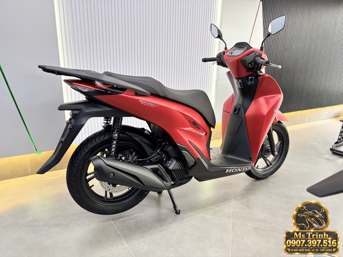 Thiết kế đuôi và ống xả Honda SH150i Ý đỏ Honda SH150i Ý đỏ nhìn từ phía sau bên phải với tay dắt, yên đen và ống xả