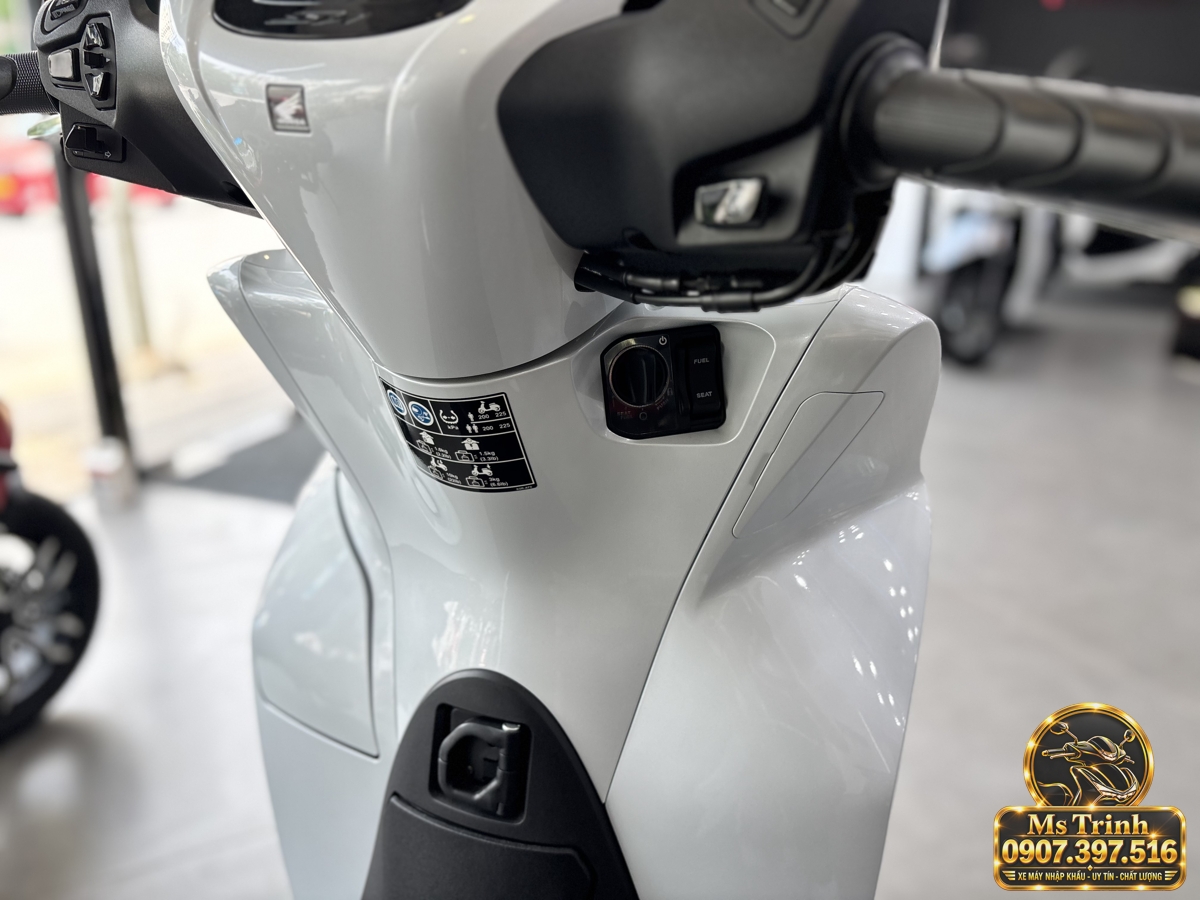 Honda SH150i trắng nhập khẩu Ý ảnh showroom số 9207 Ảnh Honda SH150i trắng nhập khẩu Ý 2027 được ghi lại tại CubShop Premium