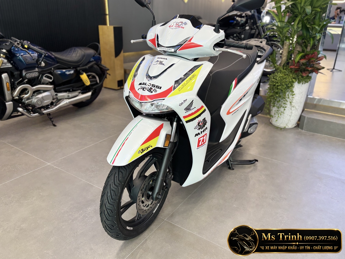 Honda SH150 Ý Malossi 2026 nhìn chéo phía trước, nổi bật bộ tem đỏ vàng trên nền trắng Honda SH150 Ý Malossi 2026 nhìn chéo phía trước, nổi bật bộ tem đỏ vàng trên nền trắng
