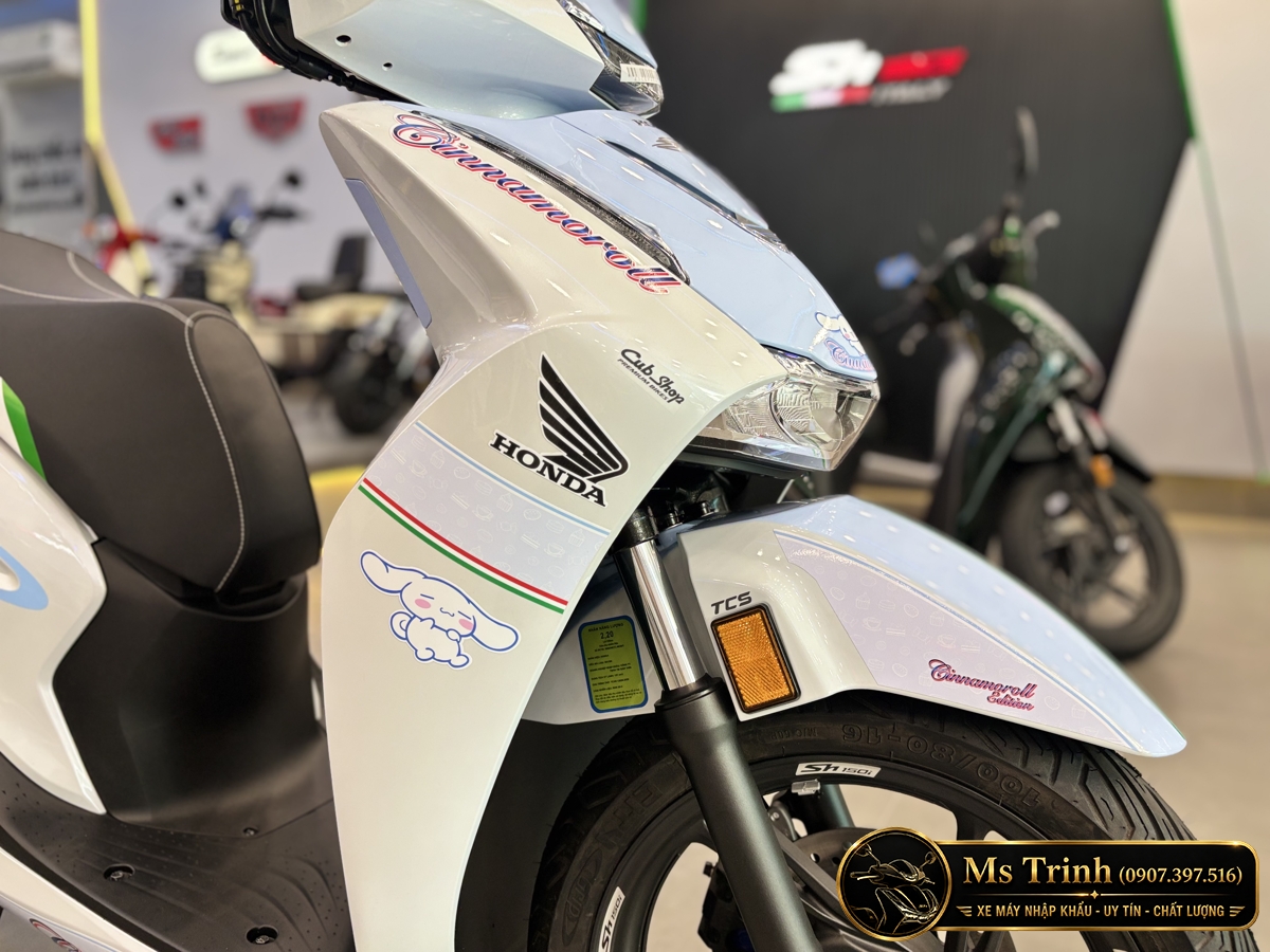 Tem logo Honda và họa tiết custom trên áo trước SH150 Ý 2026 Cinnamoroll. Tem logo Honda và họa tiết custom trên áo trước SH150 Ý 2026 Cinnamoroll.