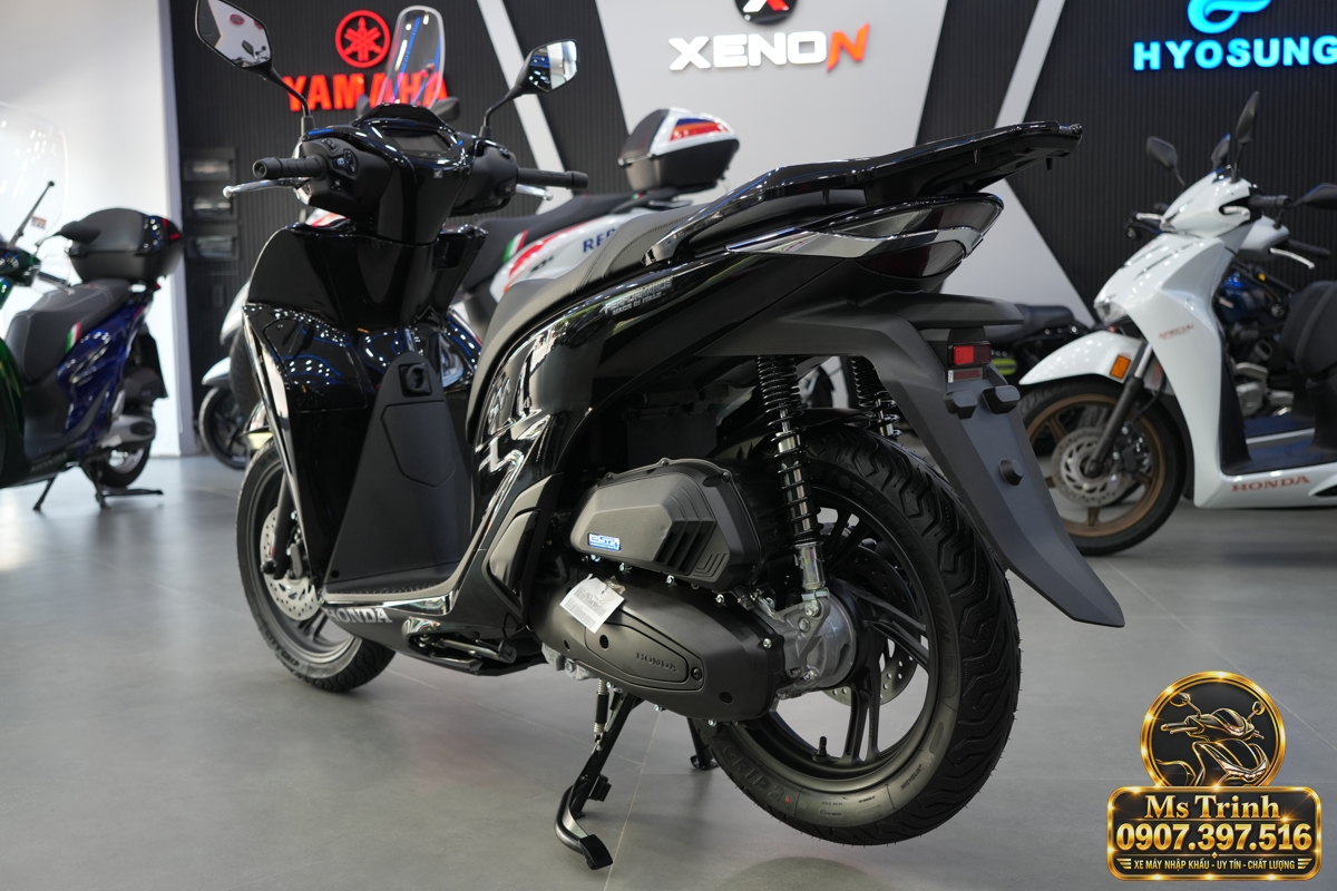 Các chi tiết khu vực phía trước Honda SH150i Ý đen bóng phục vụ thao tác sử dụng hằng ngày. Các chi tiết khu vực phía trước Honda SH150i Ý đen bóng phục vụ thao tác sử dụng hằng ngày.