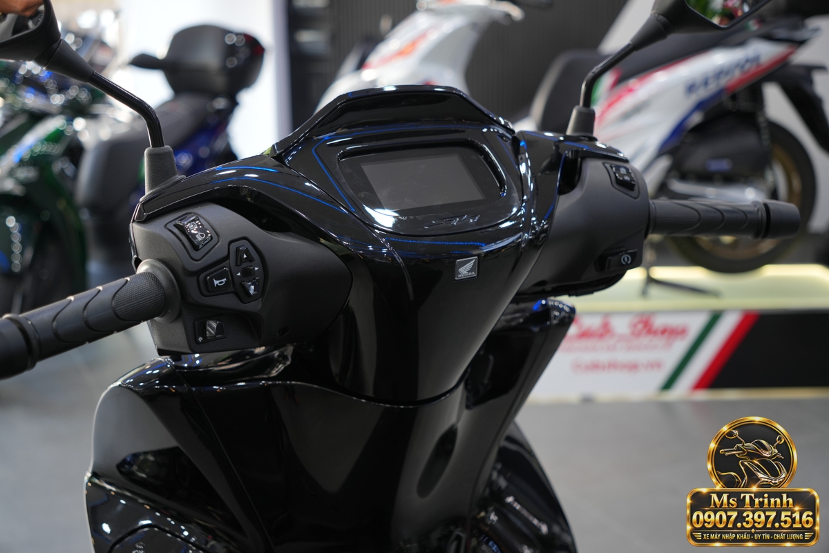 Khu vực người lái SH150i Ý đen bóng với các thông tin và đèn báo cần làm quen khi nhận xe. Khu vực người lái SH150i Ý đen bóng với các thông tin và đèn báo cần làm quen khi nhận xe.